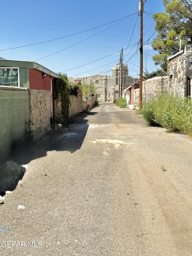 Building Photo - 2929 Grant Ave