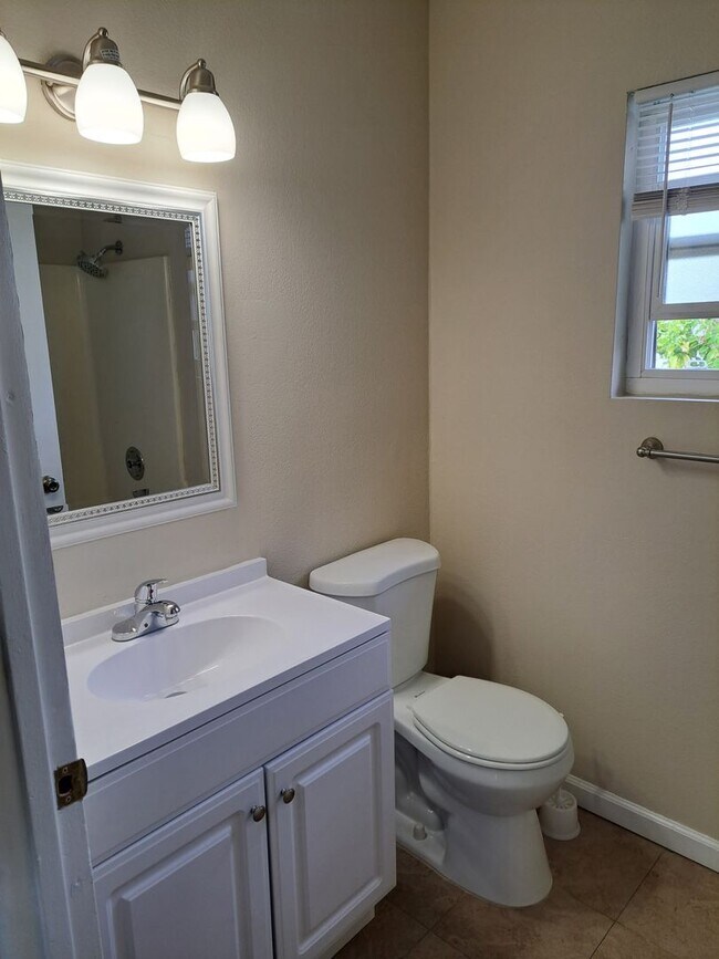 Building Photo - 1835 Carmona Ave