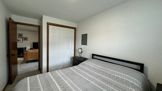Building Photo - $1,800 | 3 Bedroom, 2 Bathroom Town Home |...