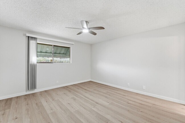 Building Photo - Spacious 3 Bed in Dreamland Villa | Corner Lot + Circular Drive