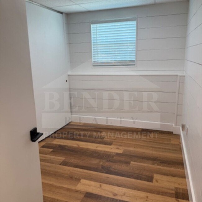 Building Photo - BEAUTIFUL REMODELED HOME
