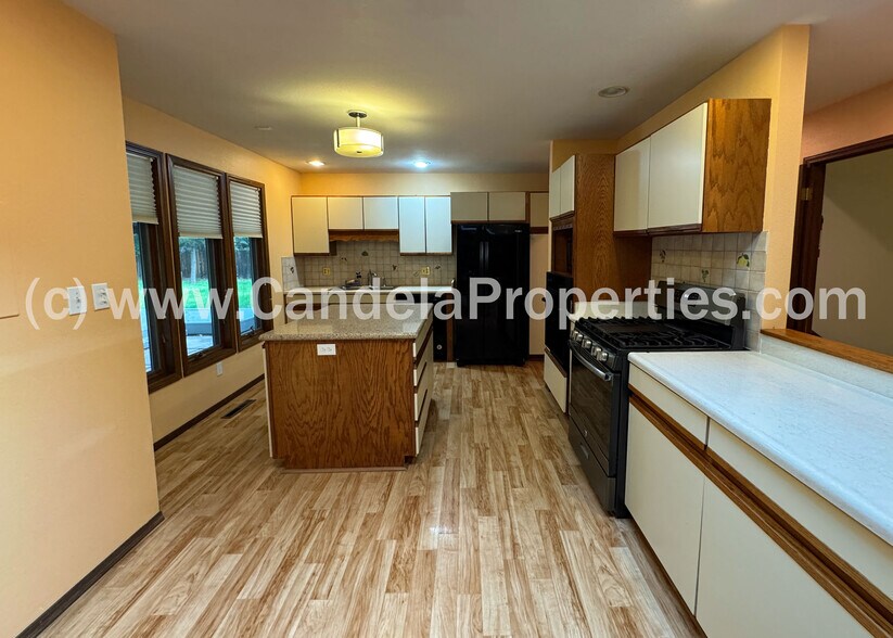 Building Photo - 2970 Shoreham Cir