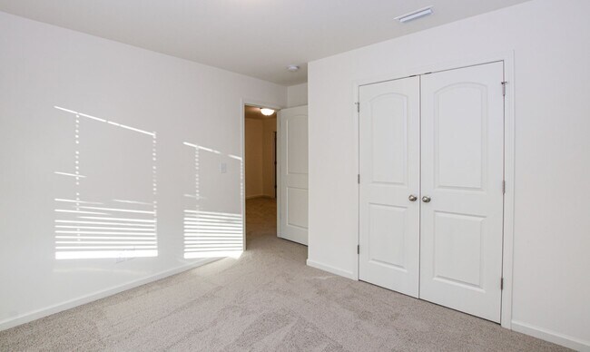 Building Photo - BEAUTIFUL 3BD/2.5BTH Townhome - Belmont - JULY MOVE IN