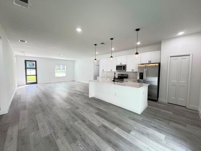 Building Photo - 10290 N Biscayne Dr