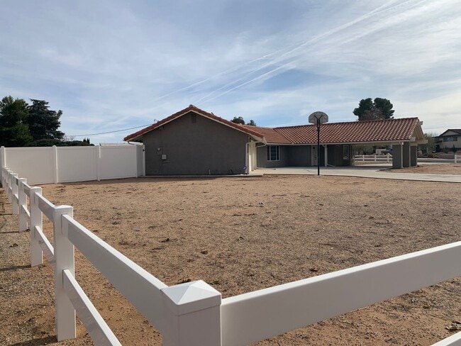 Building Photo - Beautiful Desert Knolls Home