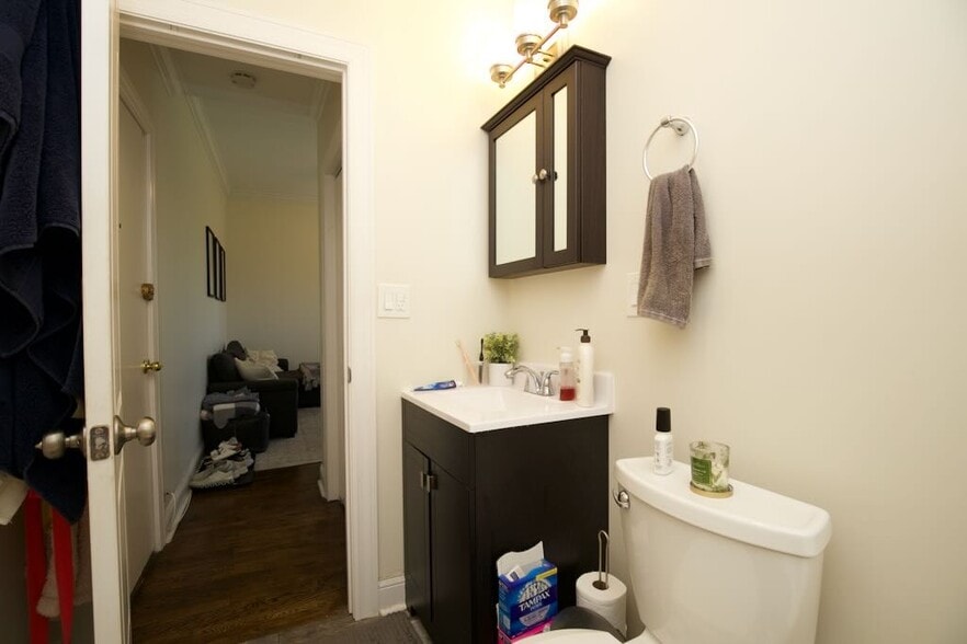 Building Photo - 923 W Waveland Ave