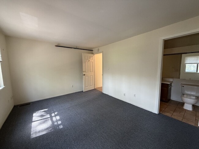 Building Photo - 3 Bedroom Townhouse at The Commons