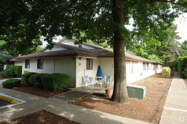 Building Photo - Briarwood Manor