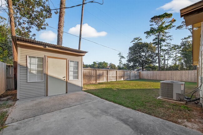 Building Photo - 2103 Woodway Dr