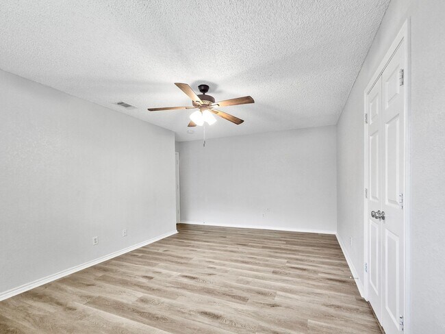 Building Photo - Coming Soon! 4 BR/2BA | Newly Renovated Single Family Home | Covered Patio | In Waxahachie!