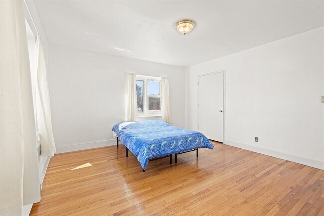 Building Photo - 130 Boylston St