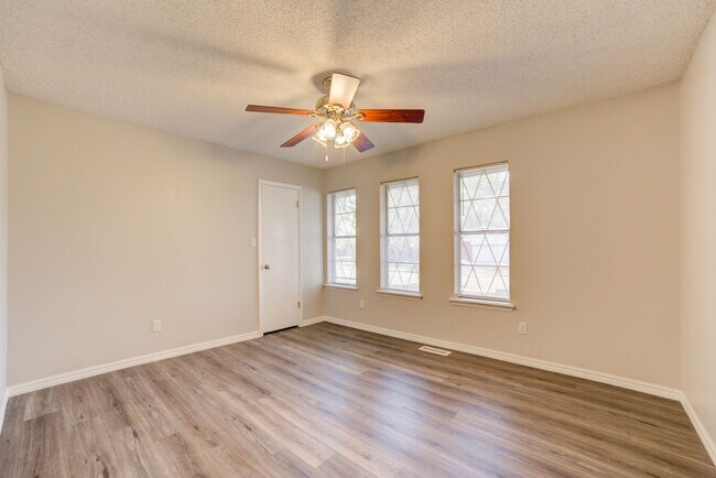 Building Photo - Newly renovated 3 bed / 2 Bath in Tulsa! Available Mid June!