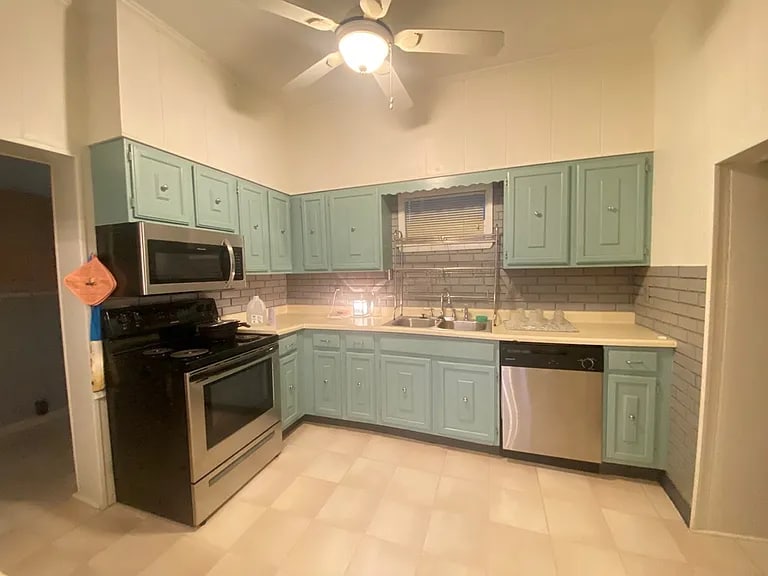 Building Photo - 42 W 6th Ave