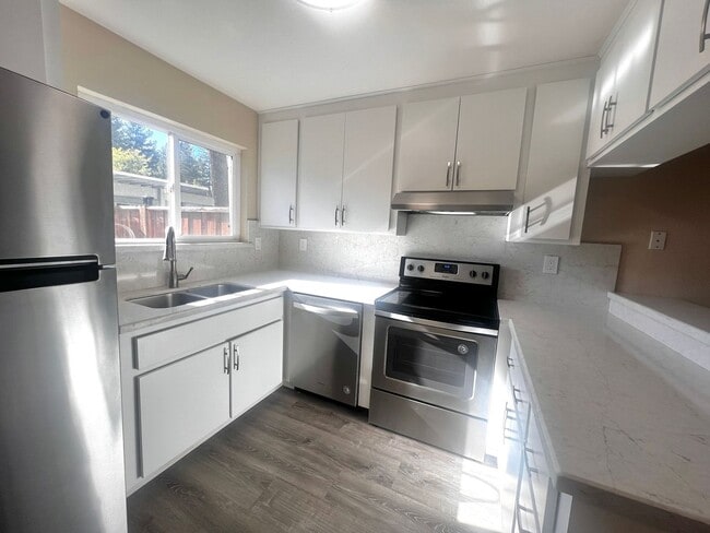 Building Photo - Specious 2-Bedroom Home with Prime Access