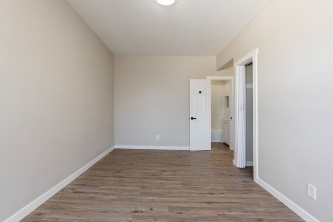 Building Photo - Renovated Studio Near Sandy Blvd | Stainless Appliances | Pet Friendly