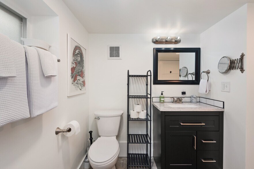 Building Photo - 2314 NE Flanders St