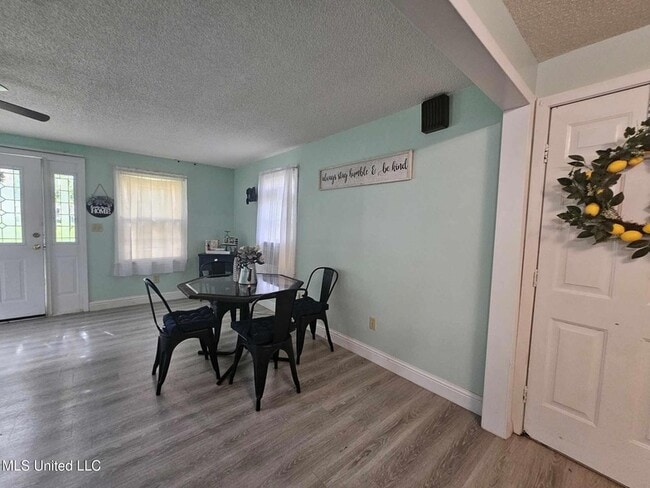 Building Photo - 859 Mill St