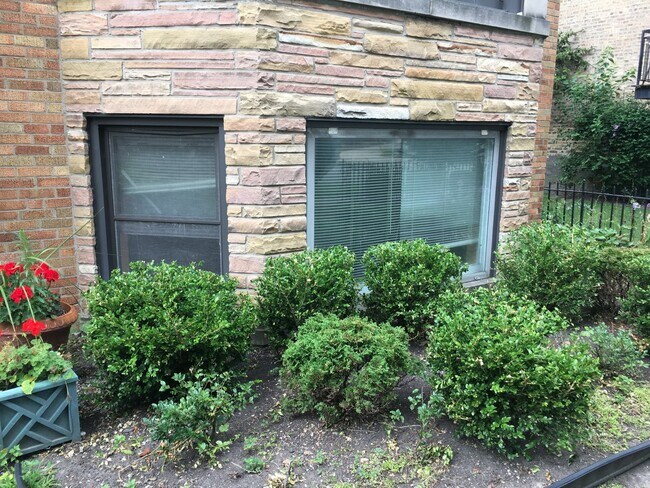 Building Photo - 5718 N Mozart St
