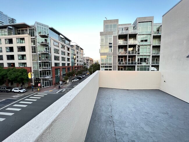 Building Photo - 985 Island Ave