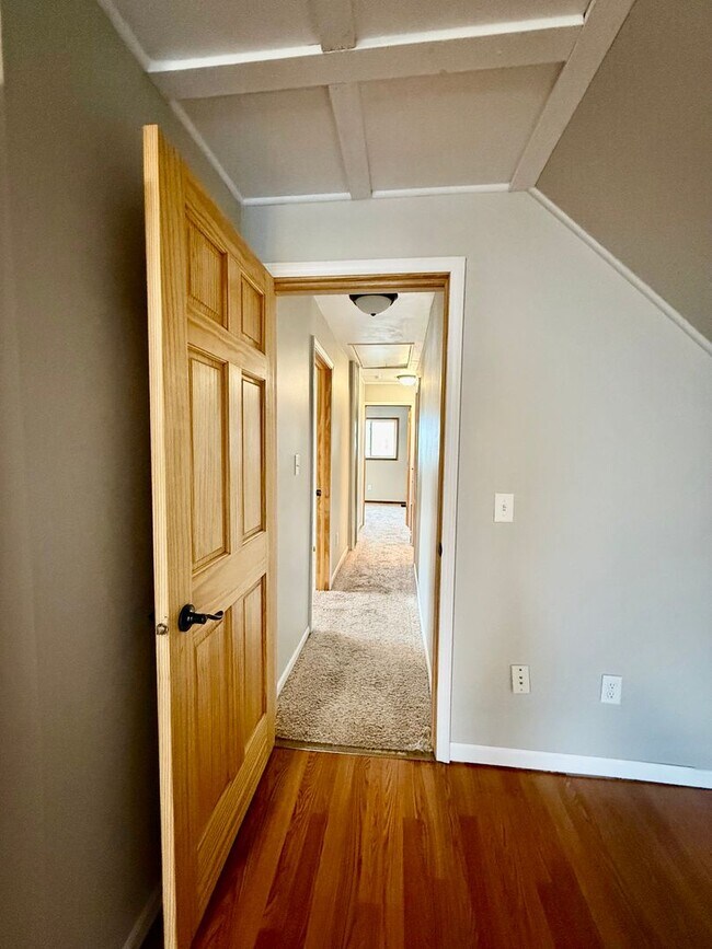 Building Photo - Available Feb 15th! Spacious 3–4 Bedroom Home in Prime Central Location