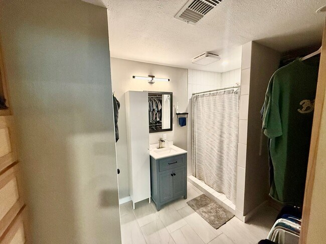 Building Photo - 200 Santa Rita Dr