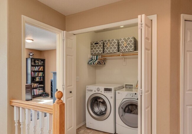 Building Photo - Beautiful Spacious Home!