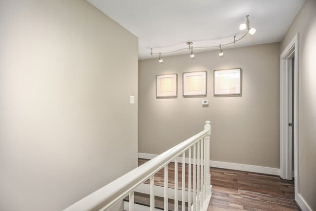 Building Photo - 8 Las Brisas Pl
