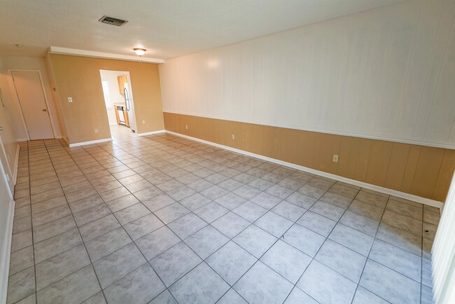 Building Photo - 2325 W Pensacola St