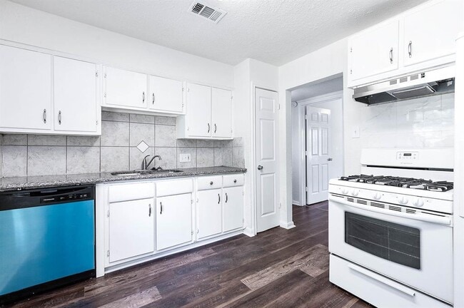 Building Photo - 5711 Lyndhurst Dr