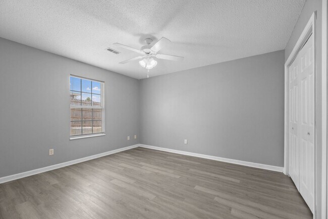 Building Photo - Updated One Level 2 Bedroom / 2 Full Bath ...
