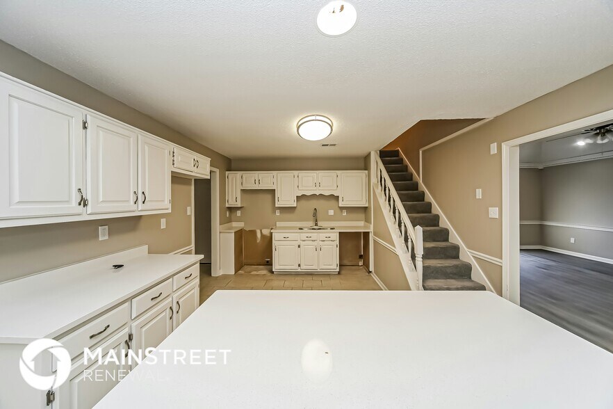Building Photo - 6750 Lake Point Cir
