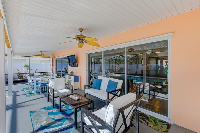 Building Photo - 3-Bedroom, 2-Bath Seminole Home – Fully Furnished & Move-In Ready!