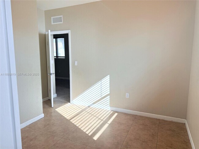 Building Photo - 1656 SE 29th Ct