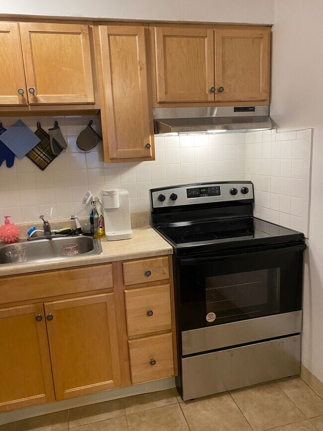 Building Photo - Amazing 2 bed in Allston 5 min away from Brookline... BROKER FEE PAID BY LANDLORD