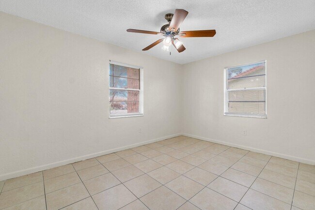 Building Photo - 4815 Gulfstream Rd