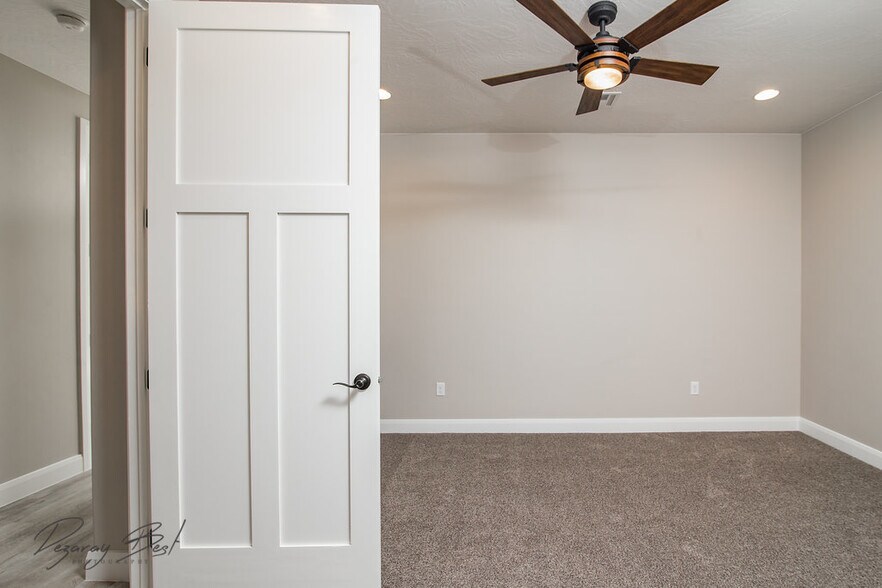 Building Photo - 325 N Red Stone Rd