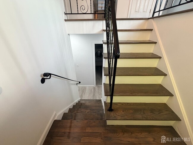 Building Photo - 2460 Woodbridge Ave