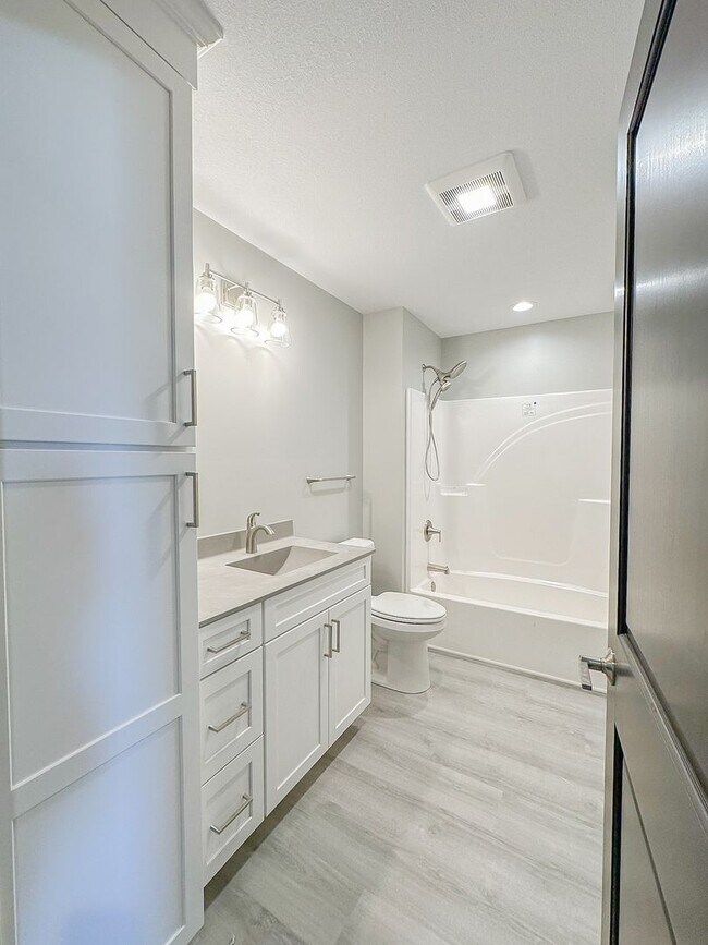 Building Photo - Beautiful 2 Bed, 2 Bath PREMIUM Apartment in PRIME location!  Furnished & Unfurnished Options Ava...