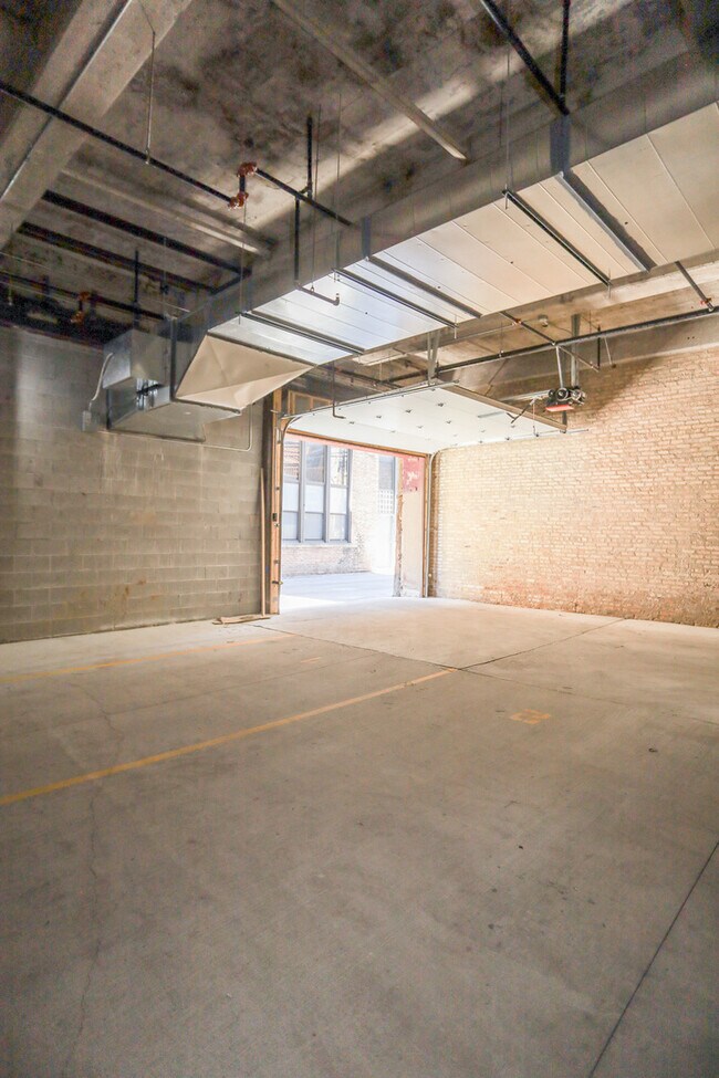 Building Photo - 4046 N Hermitage Ave