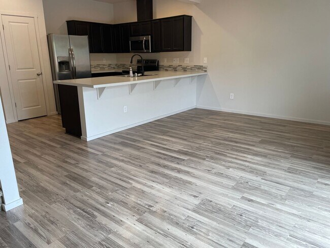 Building Photo - 3 Bedroom Townhome w/FULLY FENCED YARD & G...