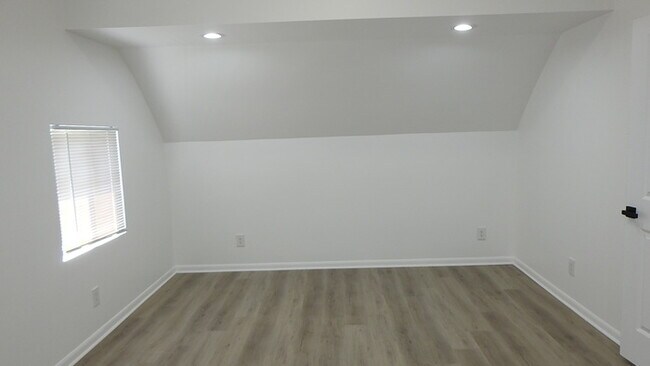 Building Photo - 3bed 2 full bath in North Kansas City, MO