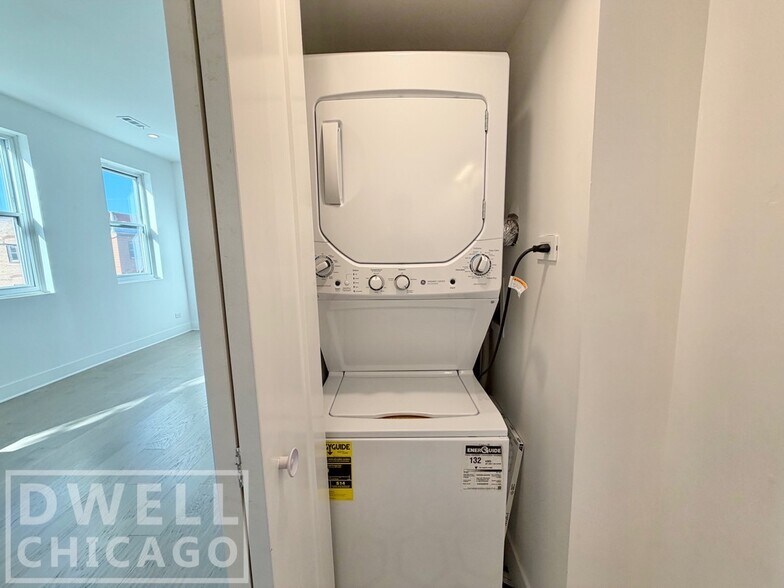 Building Photo - 1236 W Hubbard St