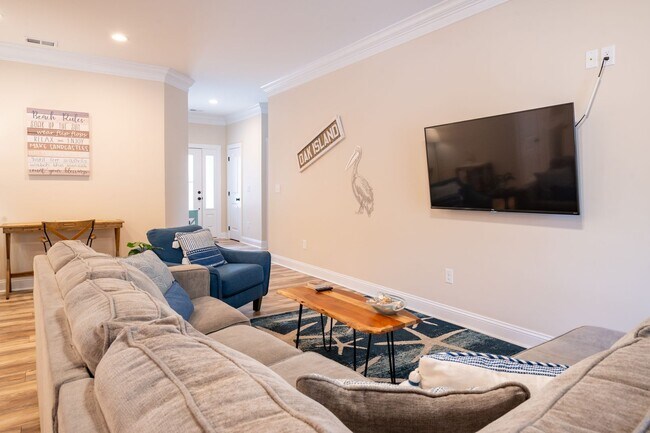 Building Photo - FURNISHED OFF-SEASON MONTHLY RENTAL-STARTING DECEMBER