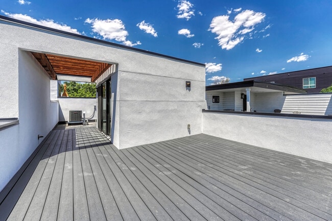 Building Photo - 1231 Newton St