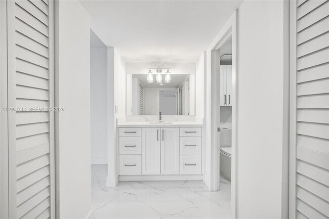 Building Photo - 3625 N Country Club Dr