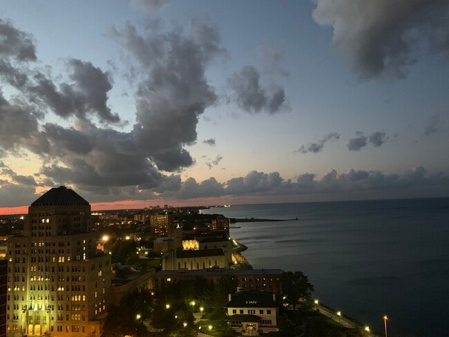 Building Photo - 6325 N Sheridan Rd