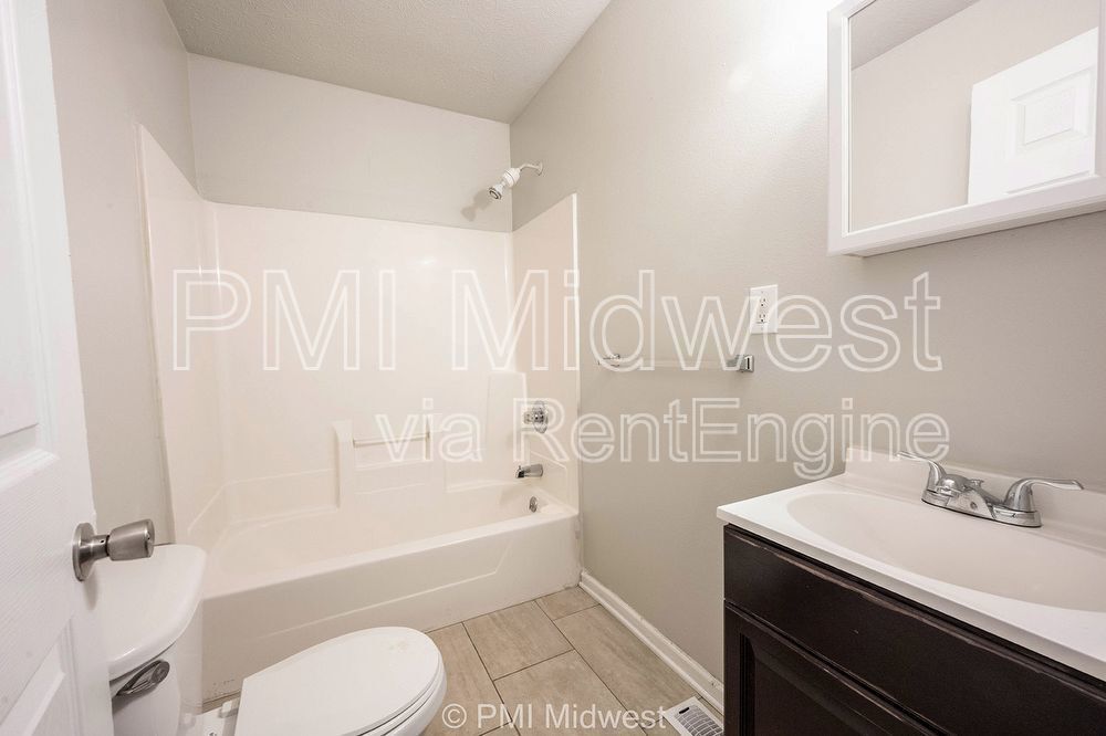 Building Photo - 3014 W 10th St