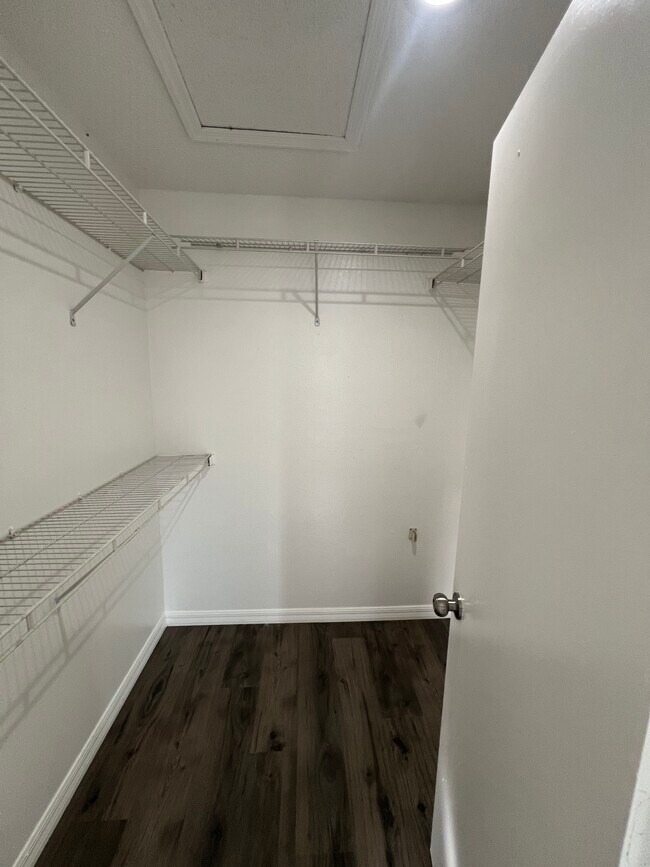 Building Photo - 667 Lake Dexter Cir