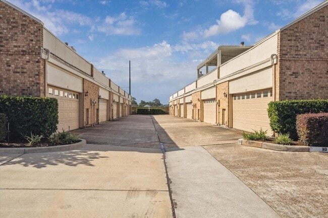 Building Photo - 600 Wilcrest Dr