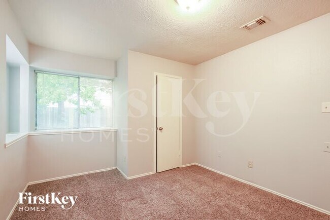 Building Photo - 3048 Walnut Springs Dr